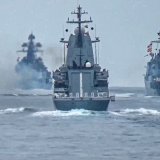 Selon le ministère russe de la Défense qui a publié ces photos, ces navires réalisent des exercices en Mer Noire. Des manoeuvres qui simulent une action visant à sceller une partie de la mer Noire après que Moscou a déclaré de vastes zones dangere...